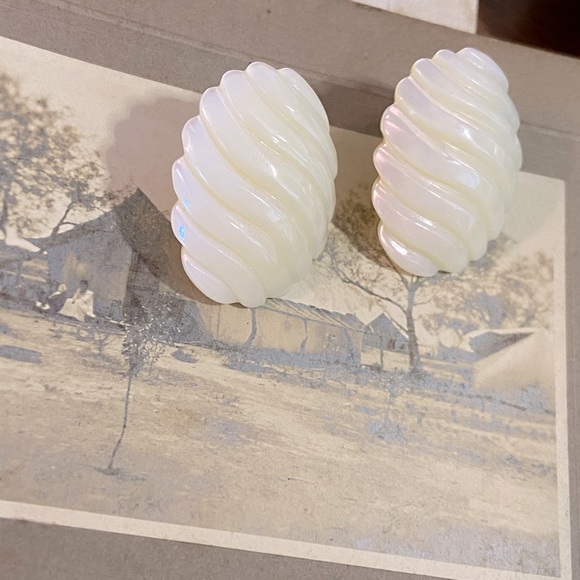 Vintage Mother of Pearl Scalloped Iridescent Shell Pierced Ear Earrings - Picture 6 of 16